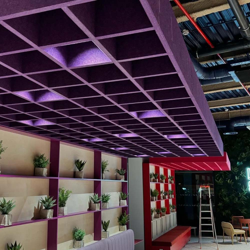 Traitement acoustique intérieur avec plafond acoustique coloré
